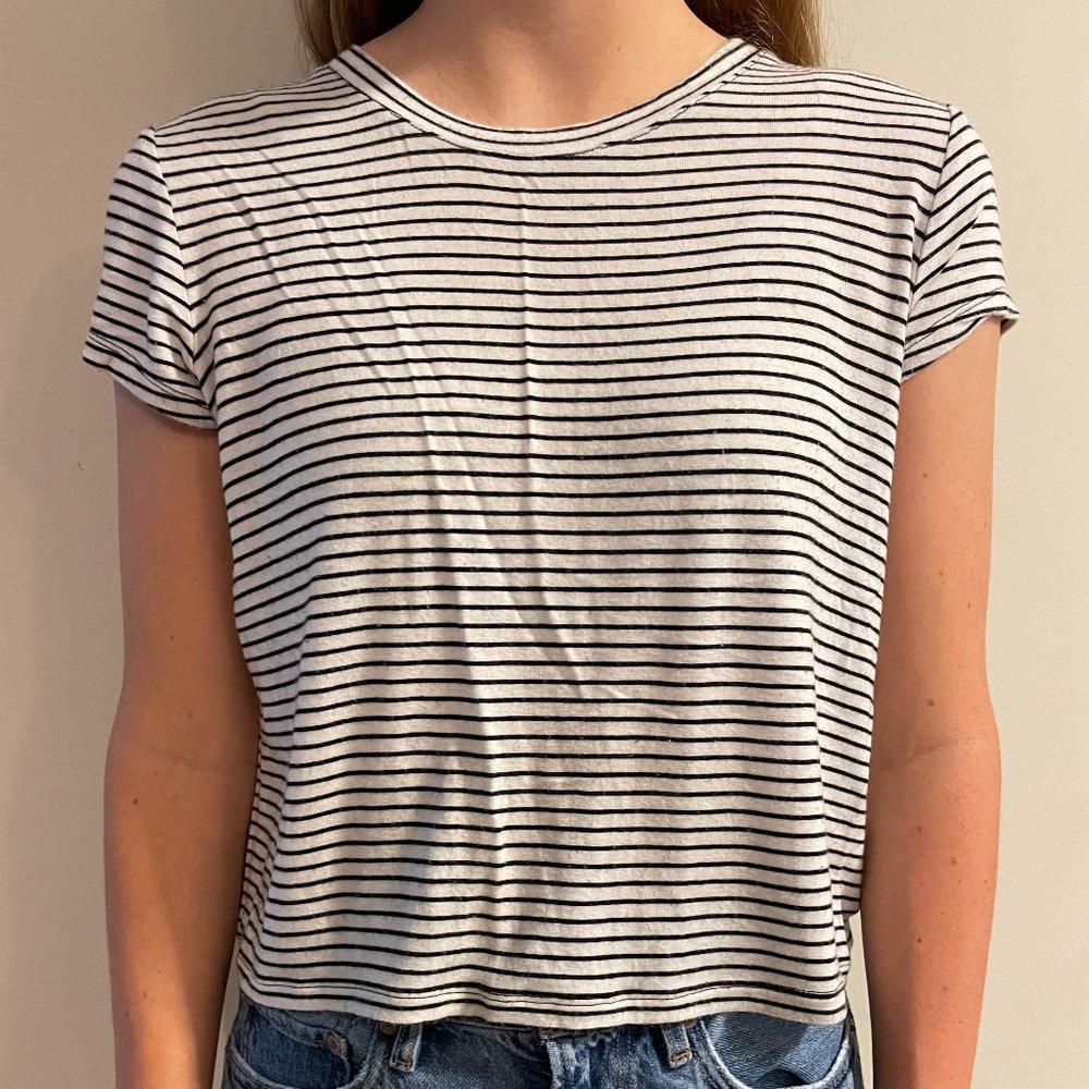 Black and white thin striped t-shirt - No Boundaries size large